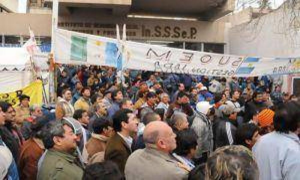 Momentos de tensi�n en el Insssep que terminaron en un abrazo