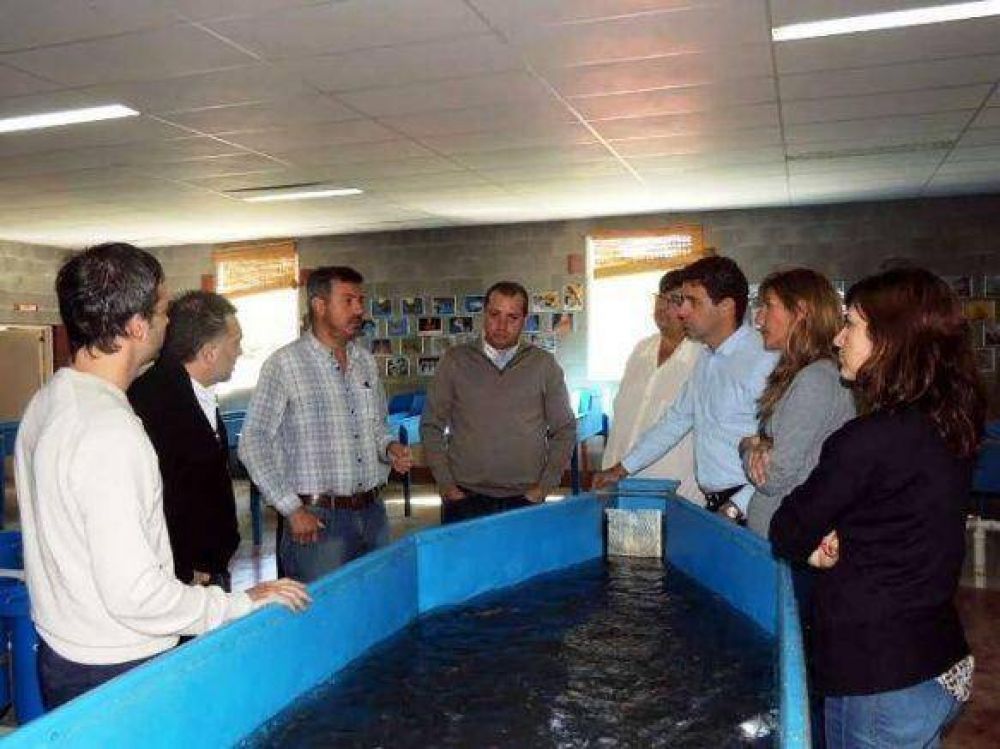 Firman convenios y visitan la planta de Piscicultura
