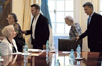 El Presidente recibi� a Abuelas y baja la disputa por Obama
