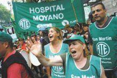 Una protesta contra los despidos masivos