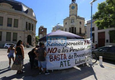 Instalaron una carpa frente al municipio para pedir la continuidad de 90 contratos