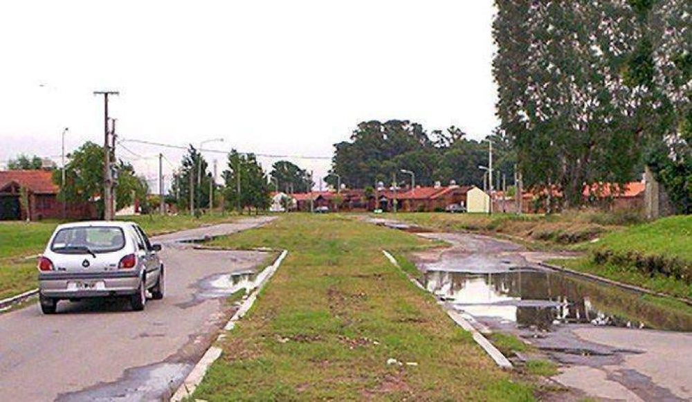 La obra de asfalto en Los Sauces sigue esperando y los vecinos se preocupan