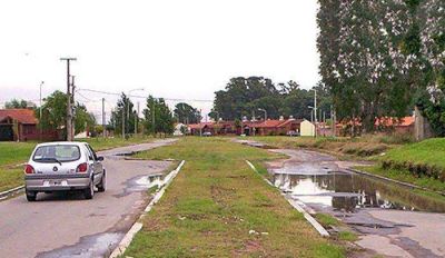 La obra de asfalto en Los Sauces sigue esperando y los vecinos se preocupan