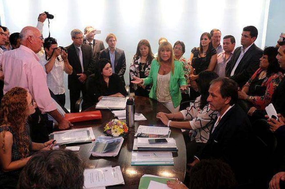 A�da con intendentes: �La Naci�n somos todos, sin que nos separen colores pol�ticos�