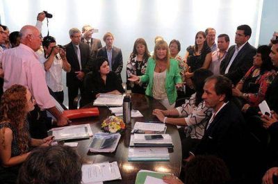 A�da con intendentes: �La Naci�n somos todos, sin que nos separen colores pol�ticos�