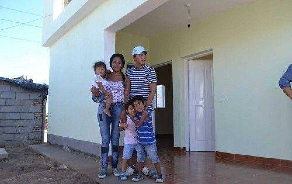 Contin�a entrega de m�dulos habitacionales en La Banda y en la ciudad Capital