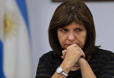 Entre manifestaciones, cortes y piquetes Bullrich se fue a EE.UU.