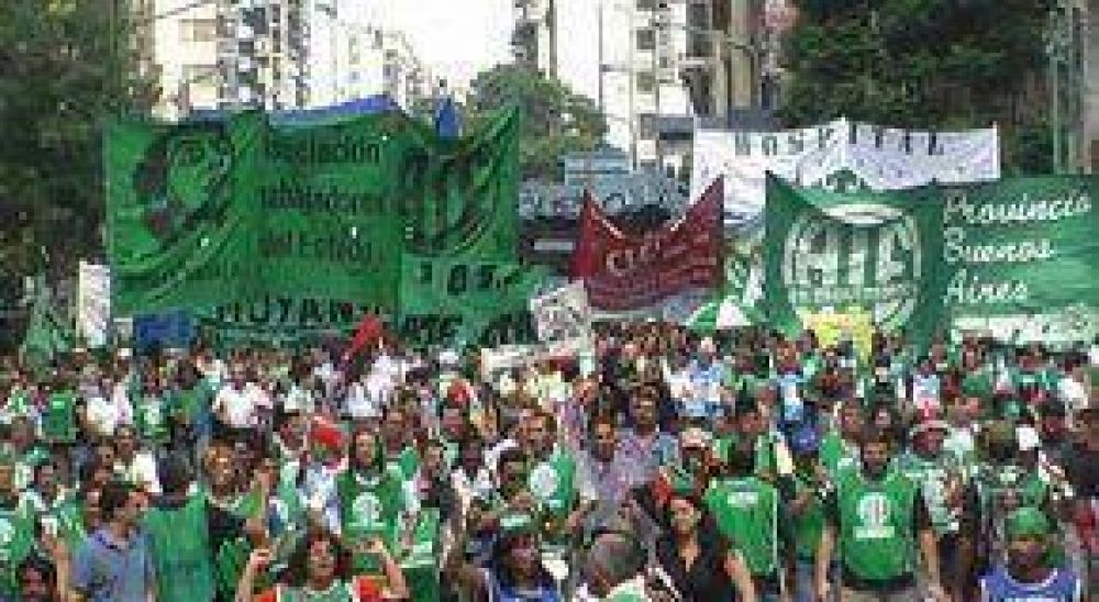 Adhesi�n a los reclamos de ATE