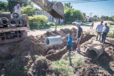 Trabajos para mejorar el desag�e en Barrio El Sol