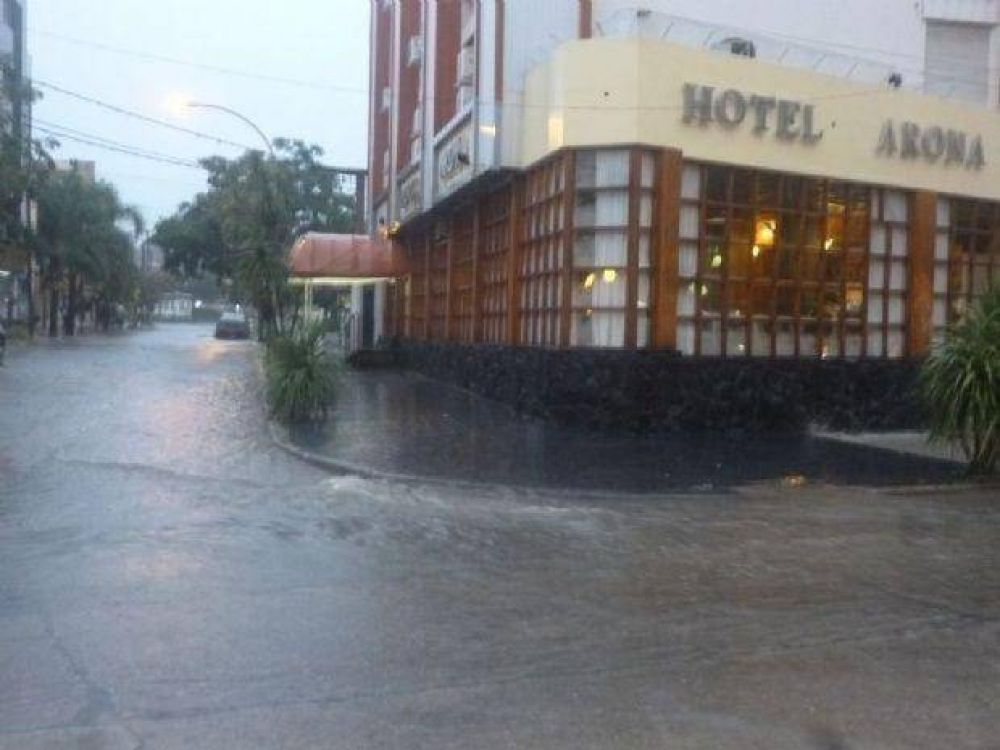 Las calles de Carlos Paz se volvieron a inundar con la tormenta