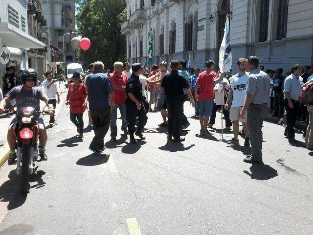 La marcha de los estatales termin� con incidentes a causa de la interna sindical 