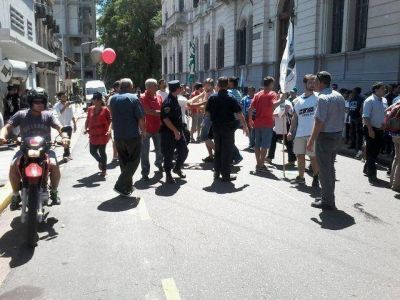 La marcha de los estatales termin� con incidentes a causa de la interna sindical 