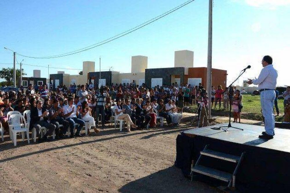 Cuarenta familias de Santa Rosa recibieron su casa propia