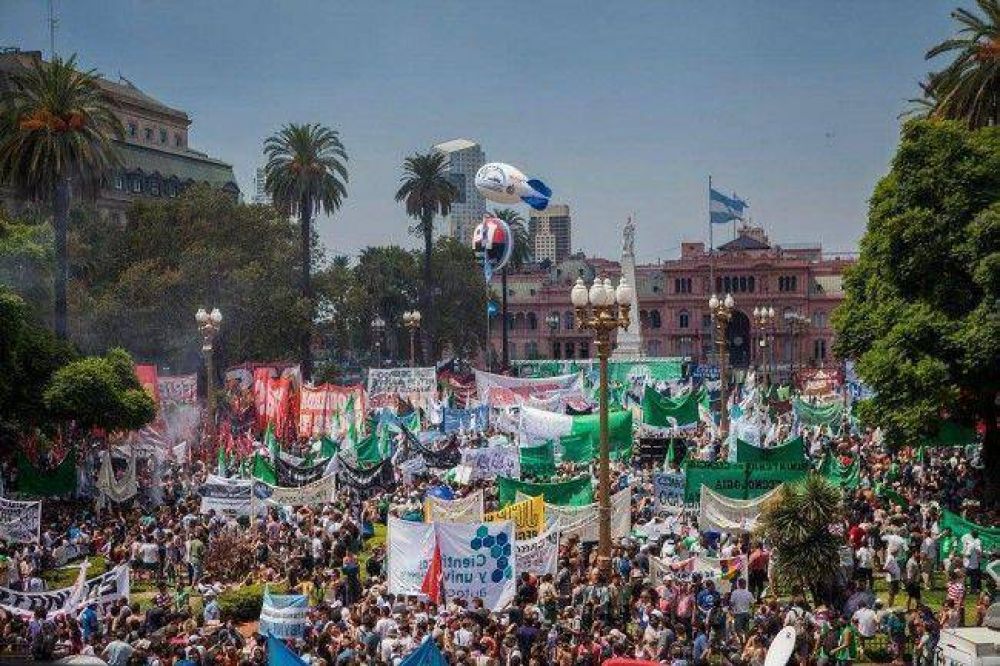 Multitudinario acto en Plaza de Mayo