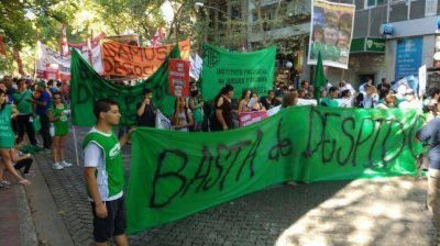 Mendoza no aplic� el protocolo antipiquetes y el centro colaps� por la protesta