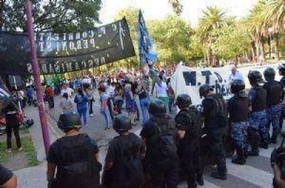 Masiva movilizaci�n de trabajadores y desocupados contra los ajustes de Mauricio Macri