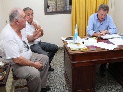 Los vecinos de Villa Rosas le reclamaron a Gay por las p�rdidas de agua