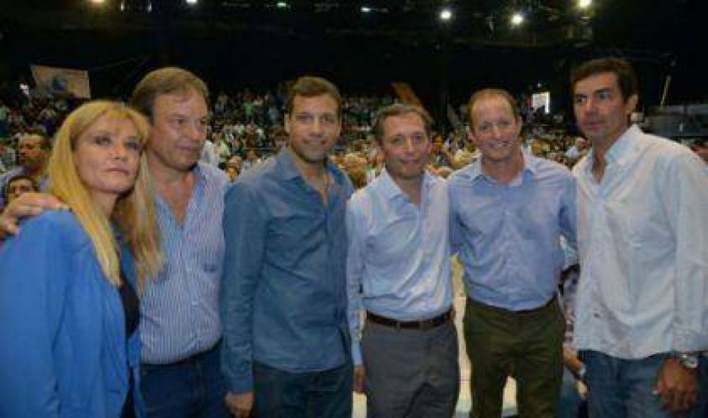 Gray junto a referentes del justicialismo reunidos en el Congreso del PJ