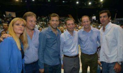 Gray junto a referentes del justicialismo reunidos en el Congreso del PJ