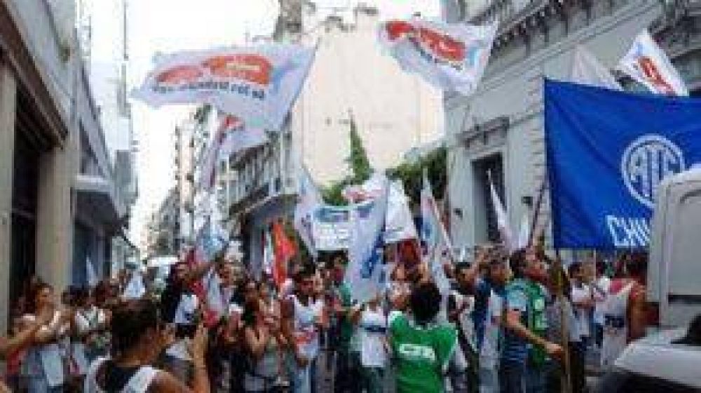 Un importante n�mero de chivilcoyanos en la marcha contra los despidos