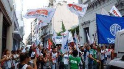 Un importante n�mero de chivilcoyanos en la marcha contra los despidos