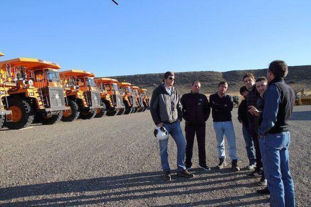 Simulando ejecutividad, funcionarios provinciales recorrieron obras paradas de las Represas
