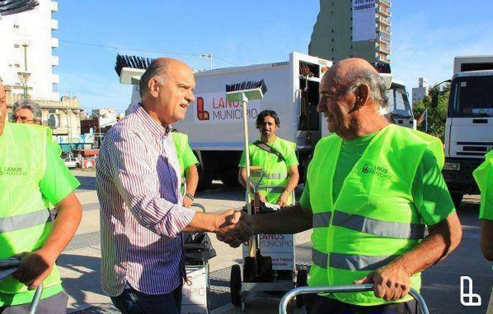 Grindetti entreg� herramientas de trabajo a barrenderos de Lan�s