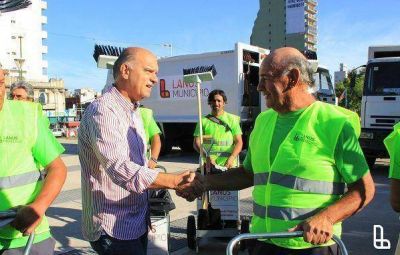 Grindetti entreg� herramientas de trabajo a barrenderos de Lan�s