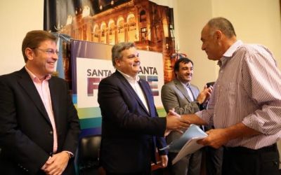Borla particip� del acto de entrega de anticipos financieros para la construcci�n de viviendas