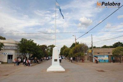 Entregan m�s de 150 mil pesos para la obra del polideportivo de Pradere
