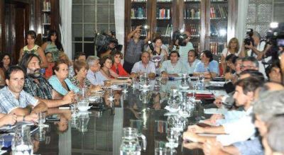 Docentes analizan la oferta del gobierno y no descartan medidas de fuerzas para el lunes