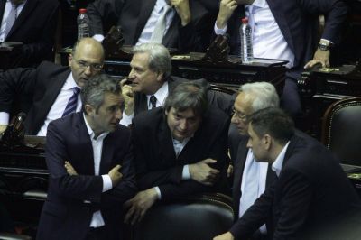 Monz� relanz� la guerra de los despachos: le mand� diez �rdenes de desalojo al FpV