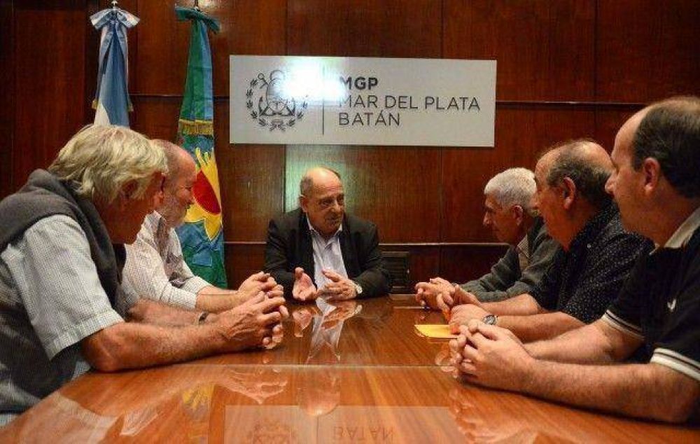 El intendente Carlos Arroyo se reuni� con representantes del gremio de los taxistas