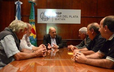 El intendente Carlos Arroyo se reuni� con representantes del gremio de los taxistas