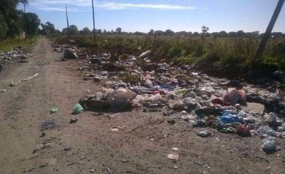 Un basural en el ingreso a la villa deportiva de Urquiza