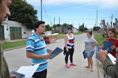 El Frente para la Victoria junt� firmas contra el aumento de luz