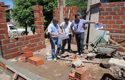 Contin�a la construcci�n de casas para familias afectadas por el sismo en El Galp�n
