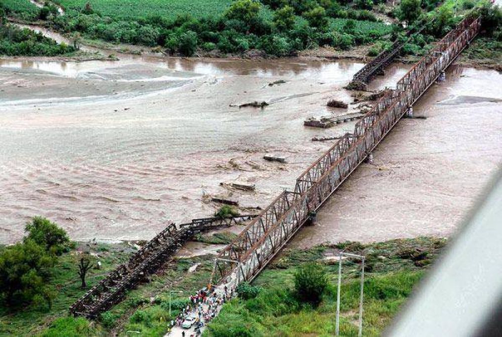  Manzur recorre las zonas afectadas por las inundaciones y los desmontes