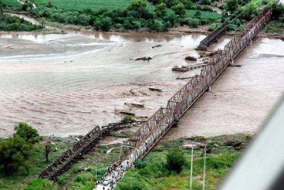  Manzur recorre las zonas afectadas por las inundaciones y los desmontes
