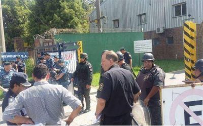 Tensi�n en una f�brica del Parque Industrial: Trabajadores hace tres meses que no cobran