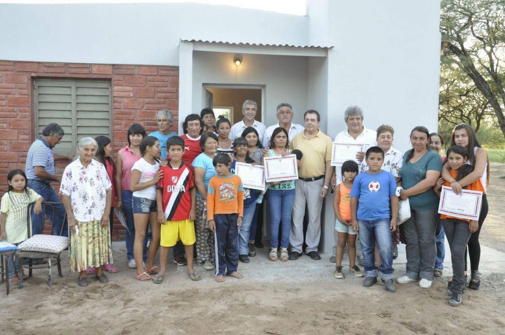 Familias de Los N��ez recibieron viviendas sociales