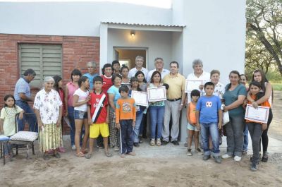 Familias de Los N��ez recibieron viviendas sociales