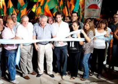 Infante inaugur� varias cuadras de pavimento