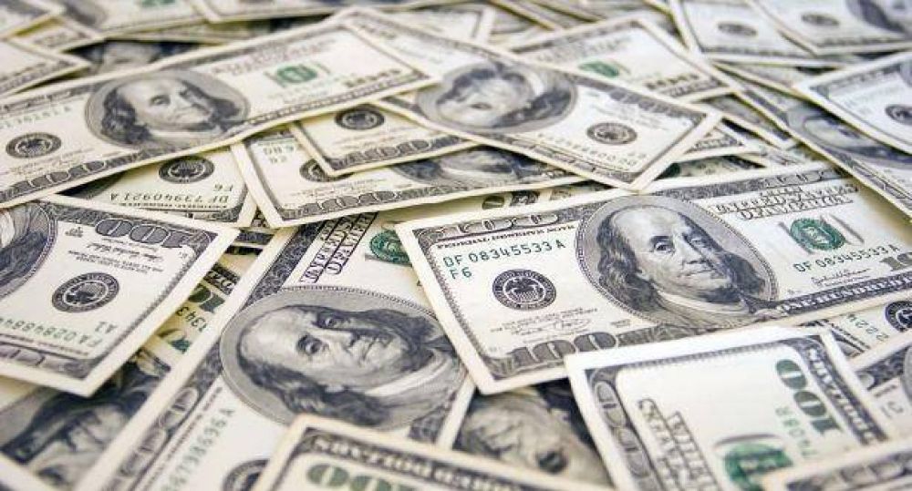 D�lar se negocia estable a $ 15,63