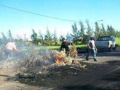 Cortaron el Camino de la Costa para reclamar por despidos