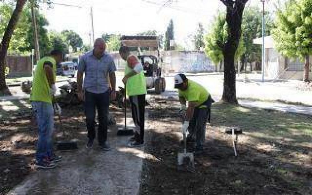 Molina recorri� trabajos de refacci�n de plazas y jardines en Ezpeleta