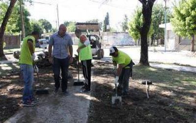 Molina recorri� trabajos de refacci�n de plazas y jardines en Ezpeleta