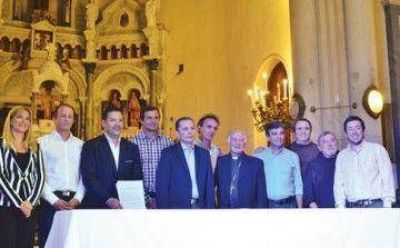 Francisco abri� el juego y convoc� a intendentes de varias fuerzas pol�ticas en Capital