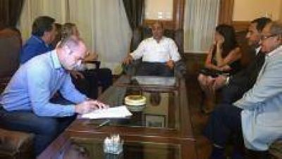 Hubo acuerdo con los docentes y este martes empiezan las clases en Tucum�n