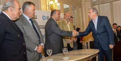 Manzur firm� con 15 entidades para el uso de la imagen del Bicentenario